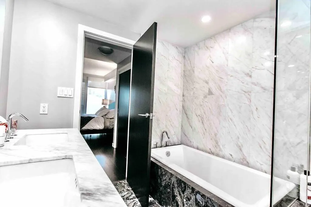 Victoria'S Best Location 2 Bedroom Luxe Condo Canada