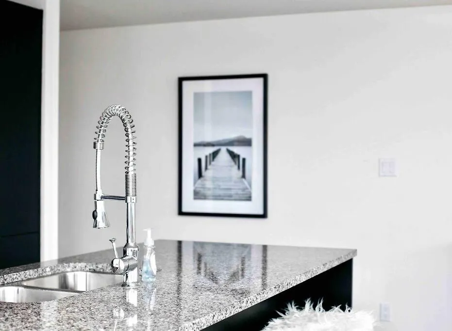 Victoria'S Best Location 2 Bedroom Luxe Condo